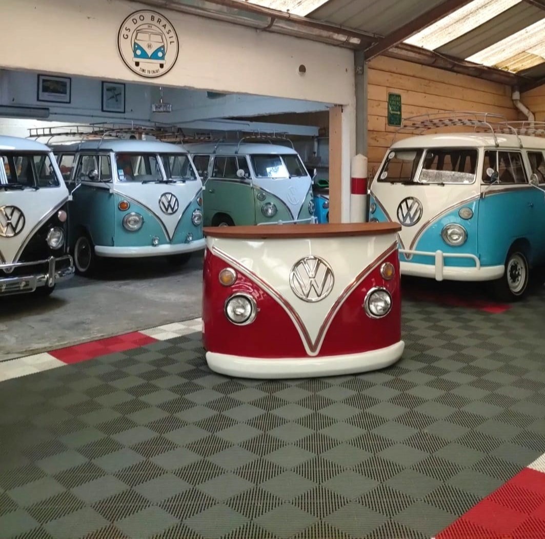 BarCombi rouge devant des Combis Volkswagen, dans le showroom