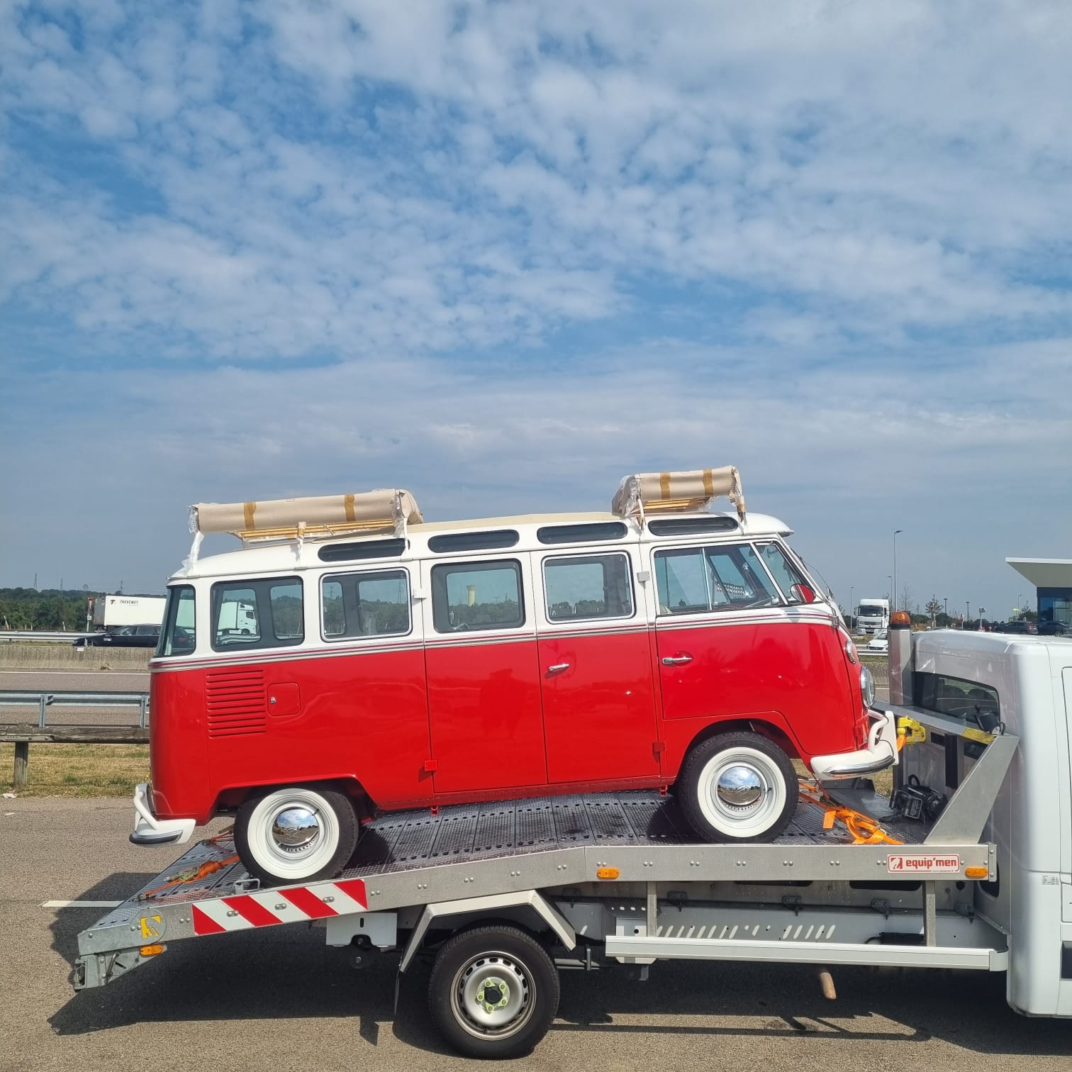 Combi T1 rouge et blanc sur un plateau, à la livraison