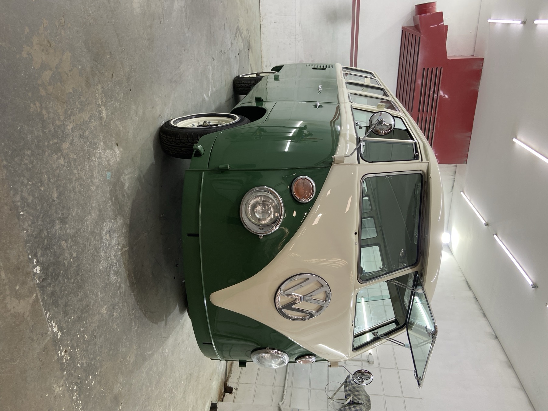 Combi T1 vert et blanc en atelier, au montage